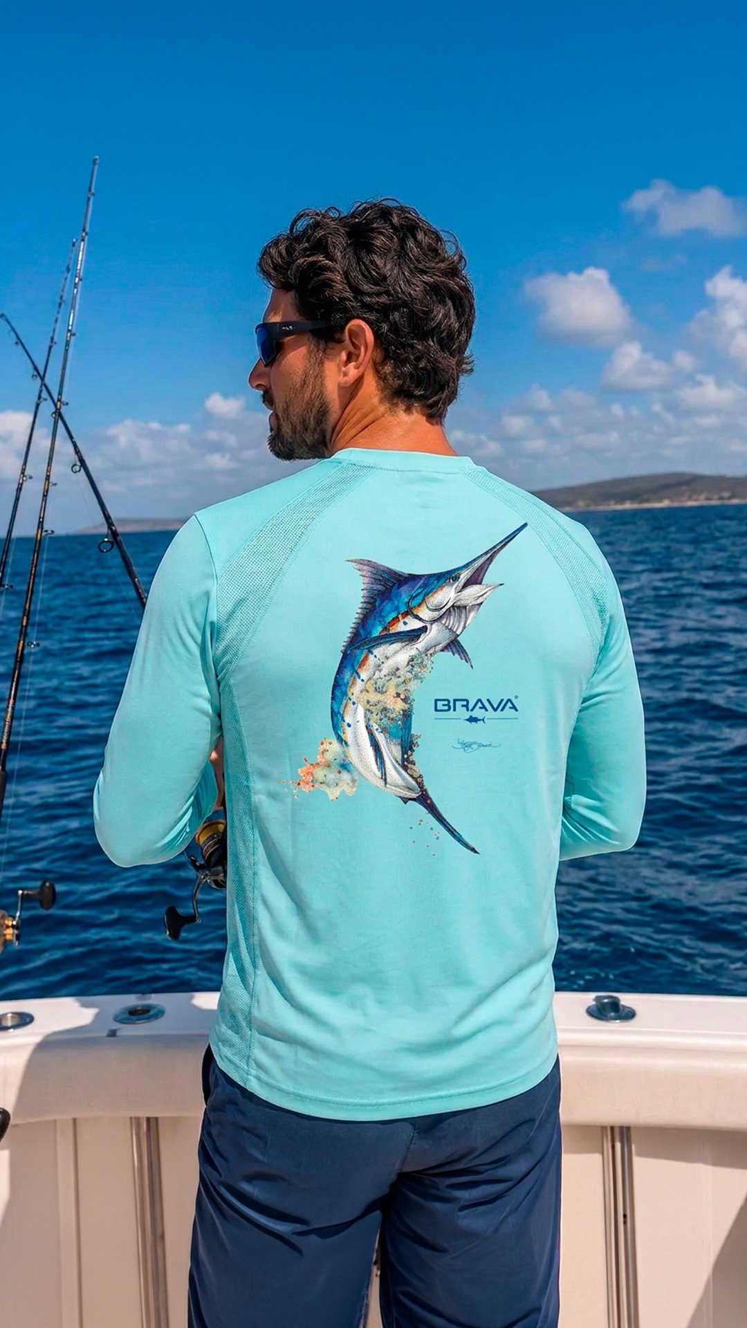 Espalda de playera Brava con estampado de marlín azul en una lancha